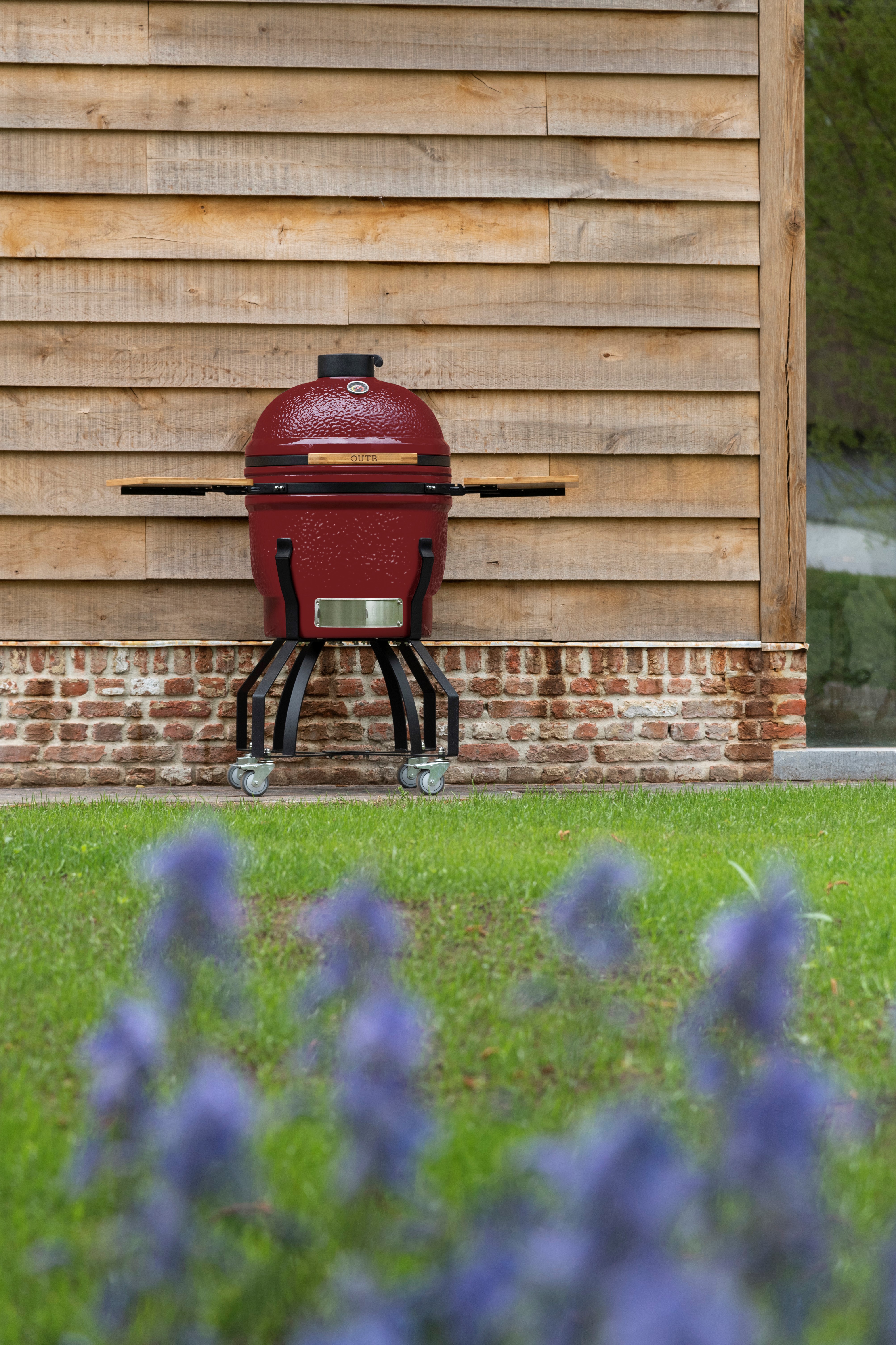 Kamado in wijnrood